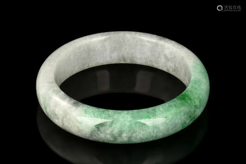 JADEITE ROUND BANGLE