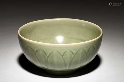 LONGQUAN WARE 'LOTUS FLOWERS' BOWL