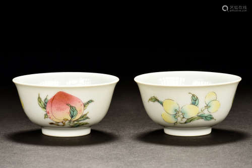 PAIR OF FAMILLE ROSE 'FRUITS' CUPS