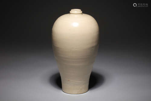 DING WARE WHITE GLAZED VASE, MEIPING