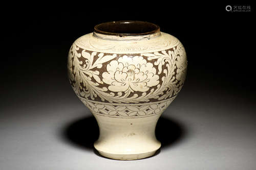 CIZHOU WARE WHITE GLAZED 'FLOWERS' VASE