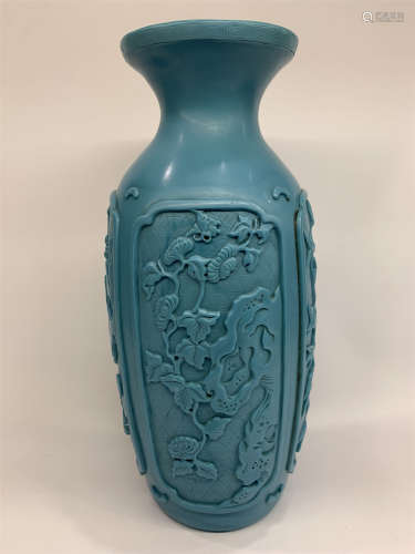 A Turquoise Peking Glass vase, Qing Dynasty seal mark.