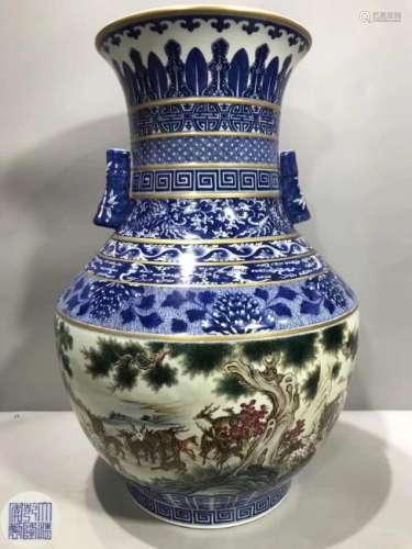 A BLUE AND WHITE DEER PATTERN VASE