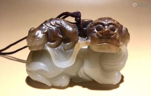 A HETIAN JADE CARVED BEAST SHAPED PENDANT