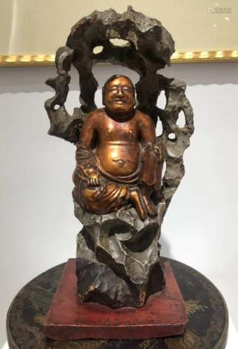 A GILT WOOD CARVED LAUGHING BUDDHA FIGURE