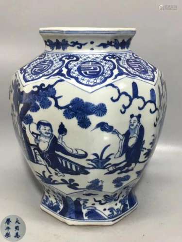 A BLUE AND WHITE FIGURE PATTERN VASE