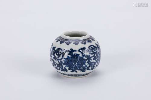 Chinese blue and white porcelain jar, Qianlong mark.