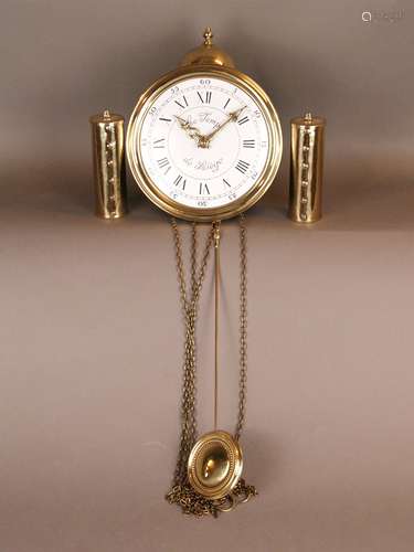 Wanduhr Franz Hermle - Metallgehäuse, rundes weißes Emailzifferblatt mit römischen Zahlen<br />und äußerer Minuterie, vergoldete aufwendig gearbeitete Zeiger, bezeichnet 