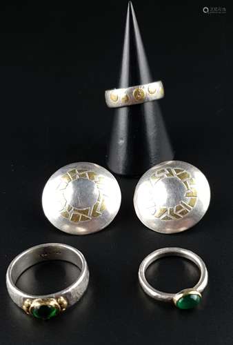 Konvolut Unikatschmuck - 4-tlg.: 1 Paar Ohrstecker, 925er Silber, rund mit reliefiertem<br />Ornamentdekor, D.ca.27mm/2 Ringe, Silber und Gold, gestempelt '925/750', Silberringschiene, jeweils besetzt mit ovalem glatt poliertem Steincabochon(wohl Smaragde)in Goldfassung, D.(innen):ca.17 bzw.20mm/ 1 Ring mit Golddekor, 925er Silber, besetzt mit kleinem Diamanten,D.(innen):ca.18mm, Gewicht zusammen ca.35g