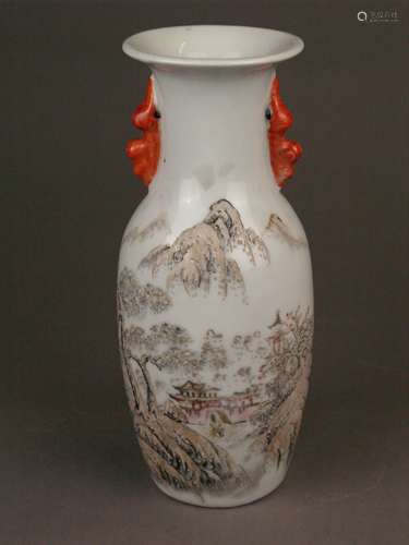 Small baluster vase with winter landscape in the manner of He Xuren (1882-1941) - China,<br />encircling decor with snow-covered Shan-Shui landscape in onglaze colors, inscription in Chinese calligraphy and red seals (rubbed),  red painted shishi handle on the neck, bottom with red artist's mark ''Xu ren chu pin'', H.ca.25cm