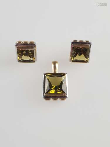 Paar Ohrstecker & Anhänger - 14Kt.-Weiß-/Gelbgold, gestempelt, Besatz jeweils mit großem<br />facettiertem Peridot in zweiseitiger Zargenfassung (ca.10x10mm/12x12mm), moderne Ausführung, Anhänger-Länge ca.2,5cm, Ohrstecker: ca.1,3x1,5cm, Gewicht zusammen ca.19,2g