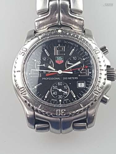 Herrenarmbanduhr - TAG Heuer Armbandchronograph Professional 200m, Ref. CT1111 AG6298,<br />massives Edelstahlgehäuse, Quarzwerk, schwarzes Zifferblatt mit arabischen Zahlen und zentraler Sekunde, Zeiger mit Tritium- Leuchtmasse, diverse Anzeigen, drehbare Lünette mit 60er Teilung, D. ca. 44 mm, Gliederband m. Faltschließe, lief bei der Katalogisierung