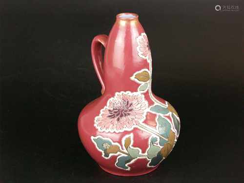 Jugendstil-Vase - Keramik, rot glasiert, polychromer Blumendekor, Goldstaffage berieben,<br />mit Henkel, Unterseite bezeichnet 