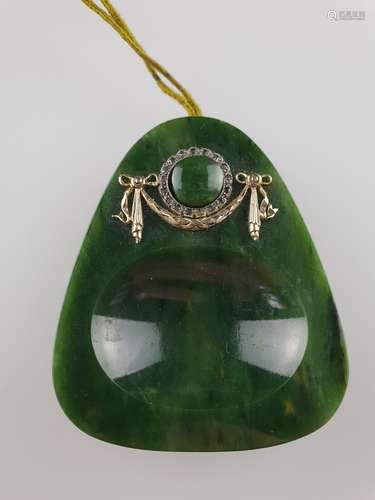 Table bell in Fabergé style - Russia, rounded rectangular shape with oval deepening,<br />beautiful carving of spinach-colored nephrite, polished, round knob surrounded by flower-shaped silver framing with 17 diamond roses, including finely engraved gold garland, stamped ''56 St.Petersburg ''(56 Zolotniki = 14ct. gold) and probably master hallmark (difficult to read), ca.7x5,9cm, weight ca.120,7g, in original case (partially damaged).