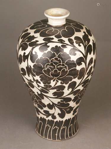 Meiping vase - China, Cizhou type, stoneware, wall in meiping form with cream-colored<br />engobe and brown painting in the style of the sgraffito technique, decor with meandering peony  tendrils and decorative borders, unglazed, H.ca.35cm