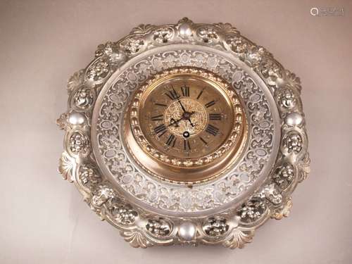 Wanduhr - Gustav Becker-Uhrwerk, Messinggehäuse, Zifferblatt mit floraler Verzierung,<br />römische Stunden und arabische Minuten, Zierzeiger, Aufzug, Uhrwerk gemarkt GB mit Krone und Anker (Gustav Becker), Nr. 528207, Pendule, prunkvolle Zinnrahmung, teils durchbrochen gearbeitet, Alters- bzw. Gebrauchsspuren, Zinnrahmung beschädigt, D.ca.39cm