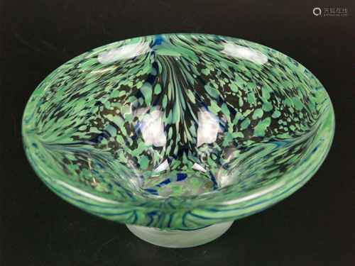 Glasschale - Klarglas, blaue und grüne Einschmelzungen, tief gemuldete Schale mit weit<br />ausgestelltem Rand, leichte Gebrauchsspuren, HxD:ca.8,5x21cm