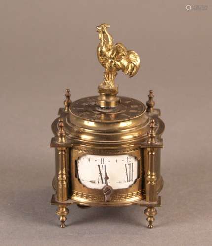 Cercle Tournant alarm clock - France, around 1880, round brass case on four column feet,<br />all around meandering bands, round running paper dial with black Roman and Arabic numbers, above another dial with alarm clock function made of brass with engraved Roman numerals, crowned with a fully plastic Gallic cock made of gilded bronze for setting the alarm time, bottom num. 17828, anchor mark and FOT..BTÉ, ''S ..... R'' for 'silencieux' (still) and 'réveil' (alarm clock), anchor escapement, in need of repair (pendulum missing), signs of age or wear, H .ca.13cm