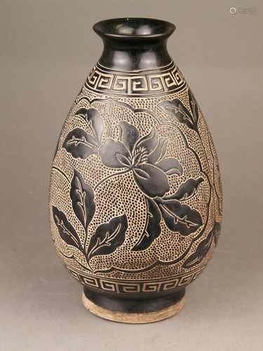 Foot vase - China, Cizhou style, pear-shaped wall, stoneware with dark glaze and scraped<br />peony and meander decoration, H.ca.27.5cm