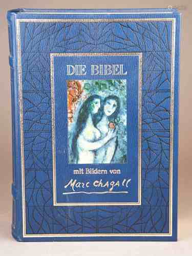 Bibel mit Illustrationen von Marc Chagall - Die Heilige Schrift des Alten und Neuen<br />Testaments, übers. und hrsg. von Hamp, Stenzel und Kürzinger, Pattloch Verlag, Augsburg, 1990, 64 Farbseiten und farbig bedrucktes Vor- und Nachsatzpapier, handgearbeiteter Ledereinband in der für Chagall typischen Farbschattierung mit Gold-, Blind- und Farbprägung, dreiseitiger Goldschnitt, Vorsatz im Druck signiert, Zertifikat mit Exemplar Nr. 006328/20000 liegt bei, ca.29,5x22cm, leichte Gebrauchsspuren