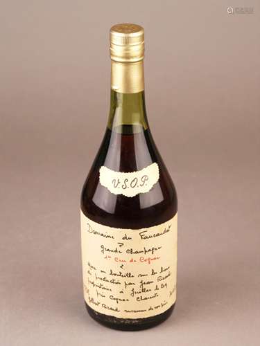 Cognac - Domaine du Faucaudat, Grande Champagne, J. Richard, 1er Cru de Cognac, VSOP,<br />französisch, 41% vol., ca. 70cl, mit handgeschriebenem Etikett, unverkostet, Füllstand: obere Schulter, in gutem Erhaltungszustand, Frontetikett minimal beschädigt, Alter ca.1950, in Original-Box