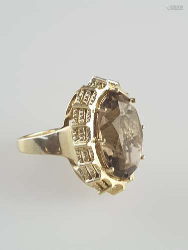 Rauchquarz-Ring - 14Kt.-Gelbgold, großer facettierter Rauchquarz in Krappenfassung,<br />ca.20x15mm, hoher durchbrochener Ringkopfrand, Gewicht ca.11,9g, RG 63