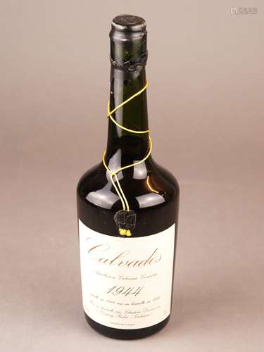 Calvados - Christian Drouin, 1944 (abgefüllt 1994), französisch, ca. 70cl,  unverkostet,<br />Füllstand Anfang Hals, Kapselwachs leicht beschädigt, Frontetikett leicht fleckig