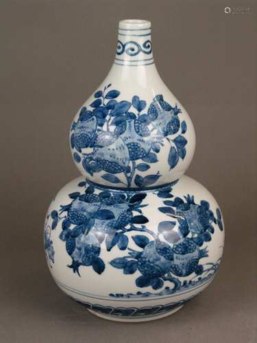 Double pumpkin vase with blue-and-white decor - bulbous form, underglaze blue painting:<br />one side with pomegranate trees, on the other: boys playing as well as lucky symbols, ornamental borders with lotus tendrils and leaves, underglaze blue bottom mark, h.ca.31,5cm, China outgoing Qing Dynasty around 1900