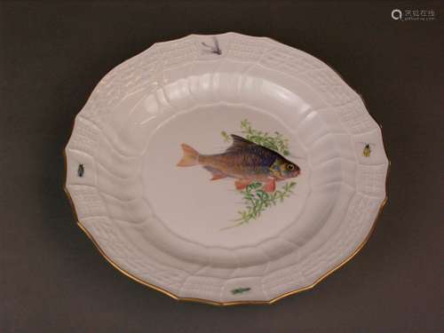 Fish plate Meissen - underglaze blue sword mark, Knauf time, Brandenstein relief,<br />polychrome painted with fish and water plants in the well and insects in the edge, gold rim, Nr. 82, slight signs of use, gold rim rubbed, D.ca.25cm