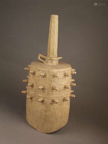 Big bell - replica of the traditional ''Nao'' bell, known since the Shang dynasty (about<br />1600-1027 BC), gypsum beige glazed, faceted conical handle with eyelet, bell-shaped body with navette-shaped opening and knobs, top and handle with Leiwen relief, H ca.50cm, China