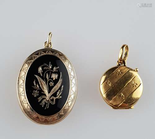 Zwei Medaillon-Anhänger- 1x rund , ziergraviert, Gelbgold 750 gestempelt, ca.3,1g, H.mit<br />Öse ca.2,2cm/ 1x oval, Goldblech schwarz emailiert mit floraler Ziergravur, gravierte Zackenborte, verso guillochiert, ca.5,9g, H.mit Öse ca.3,3cm, leichte Tragespuren