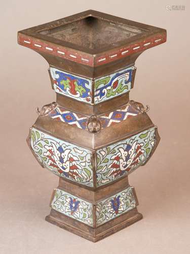 Cloisonné vase - China late Qing Dynasty, square shape, wall with cloisonné enamel decor<br />in archaic style with taotie motifs and floral tendrils, polychrome design on a blue background, bottom mark, h.ca.23cm, signs of age / cloisonné with small imperfections