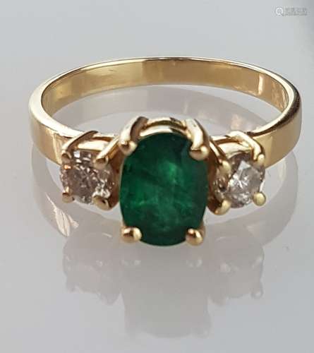 Emerald ring - 14 ct., yellow gold stamped, tripartite ring head with central emerald in<br />oval cut (ca.0,7x0,5mm), flanked by 1 faceted diamonds respectively (altogether ca.0,16 ct.), all in bezel setting, weight ca.3g , Dm.ca.17,5mm