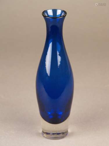 Design-Vase - Riihimäen Lasi Oy, Finnland, Unterseite signiert, Modell Nr. 1438,<br />Balustervase, blaues Glas, farblos überfangen, kleine Gebrauchsspuren, H.ca.23cm