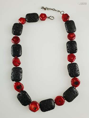 Kette mit Lavasteinen - abwechselnd rote und schwarze Lavasteine, L.ca.17 bis 30mm,<br />Alters- bzw. Gebrauchsspuren, L.ca.65cm, Gew.ca.164,5g