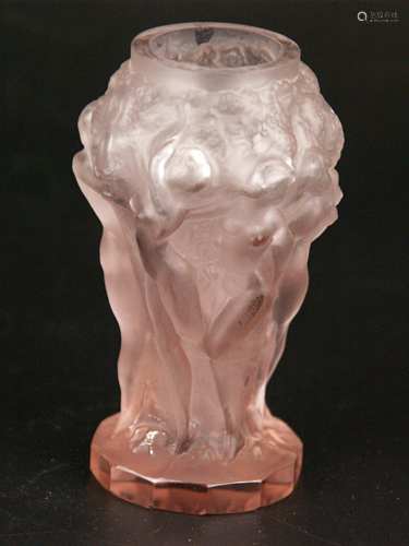 Kleine Art-Déco Vase - wohl Gablonz, roséfarbenes mattes Glas, balusterförmiger Korpus auf<br />polygonalem Stand, Wandung mit 6 halbplastischen tanzenden Frauenakten und Weinranken, Rand an einer Stelle gechipt, H.ca.13cm