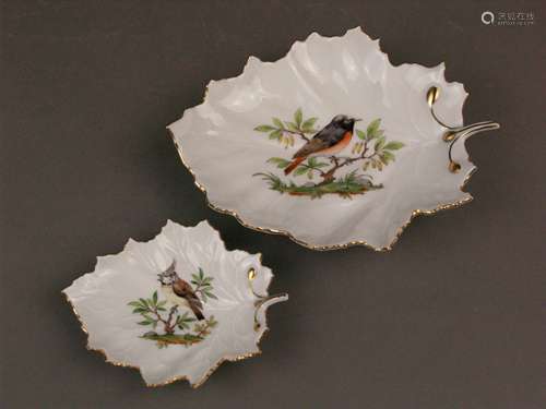 Two small leaf bowls Hoechst - Germany, blue wheel mark with painter's sign 'H.T.1018',<br />in the well bird on a branch in polychrome painting, gold painted, L.ca.16,5 and 10.5cm