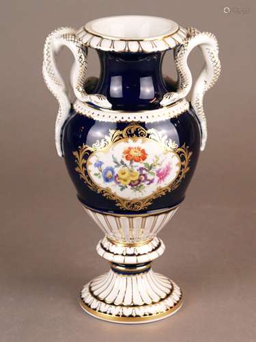 Schlangenhenkelvase Meissen - unterglasurblaue Schwertermarke mit 2 Schleifstrichen,<br />Pressnr. 