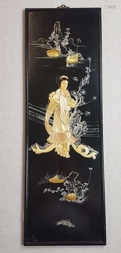 Inlaid image with mother of pearl and bone inlays - China, early 20th century, on<br />blackside lacquered wooden panel in fine mother of pearl and bone insert with simple drawing: a distinguished lady in partly painted landscape, ca.51.5x30 cm