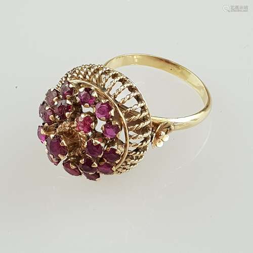 Ruby ring - 18ct yellow gold, ring head designed as oriental dome, lower level pierced<br />with cord-like curved threads, upper part set with 21 faceted rubies, diam. ca.18mm