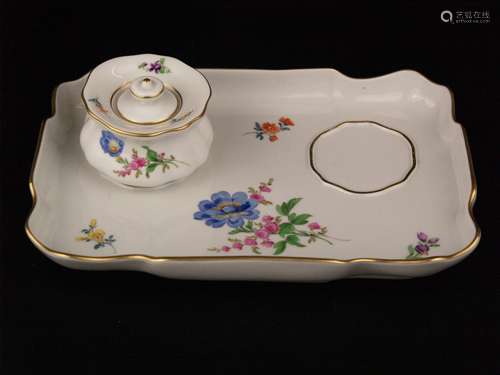 Schreibzeug Meissen - unterglasurblaue Schwertermarke mit 2 Schleifstrichen, rechteckiges<br />Tablett mit einem Tintenfässchen, polychrom bemalt mit Blumenmuster, goldstaffiert, Tablett mit gewelltem Rand ca.15,5 x 22,5cm (Tablett), Dose H.ca.5,5cm