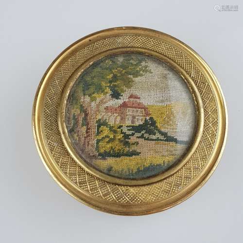 Deckeldose - Frankreich, Messing, vergoldet, runde Dose, Deckel mit Stickbild unter Glas<br />mit Landschaft und Architektur, Alters- bzw. Gebrauchsspuren, Goldstaffage berieben, D.ca.7cm