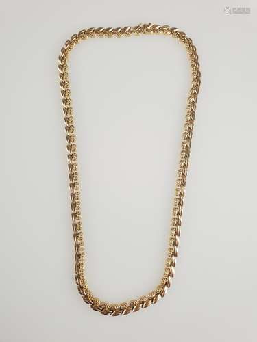 Goldkette - 585/000 Gelbgold, aus ringförmigen, eng miteinander verwobenen Gliedern, im<br />Verlauf angeordnet, Karabinerverschluss,Länge ca.38,5cm, Gewicht ca.16,2g