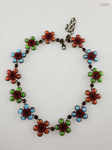 Designkette - Marke Konplott/Miranda Konstantinidou in Luxemburg, Kette mit 13 bunten<br />blütenförmigen Elementen, unter anderem Swarovski-Kristallen, Glas, Messing, leichte Gebrauchsspuren, L.ca.55,5cm