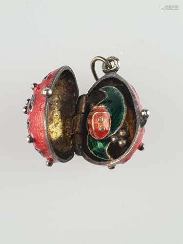 Ei-Anhänger im Fabergé-Stil - Silber, grünes Transluzidemail sowie aufgelegte belaubte<br />Beerenranken, seitlich zu öffnen, innen vollplastischer Marienkäfer auf Blatt und Kugelbeeren als Überraschung, polychromes Transluzidemail sowie Goldfond, Höhe mit kleiner Öse ca.2,2cm, Gewicht ca.9,7g