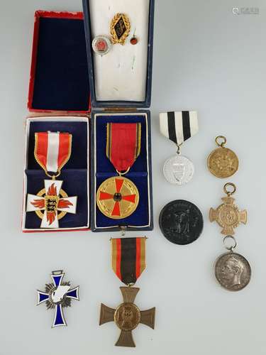 Konvolut Orden, Medaillen und Nadeln - 12-tlg, unter anderem 3 Nadeln, 1 Erinnerungskreuz<br />Treuen Kriegern 1866, 1 Medaille Dem siegreichen Heere, 1870/71,  1 Feuerwehrabzeichen 