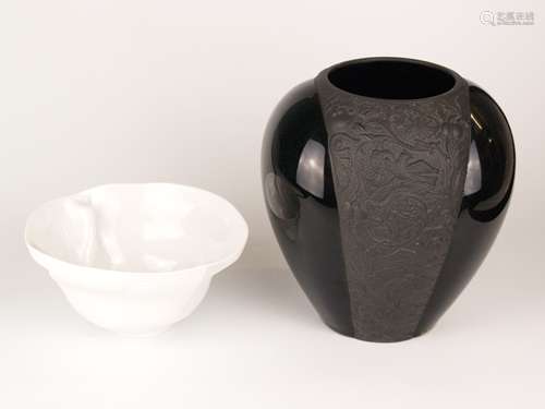 Zwei Vasen Rosenthal - 1x Rosenthal Classic, Porzellan Noir, gebauchter Korpus, teils mit<br />Reliefdekor mit Blumenranken und Vögeln, H.ca.19cm, 1x Vase/Schale, Rosenthal Studio Line, Weißporzellan, innen glasiert, gefaltete Form, H.ca.8cm