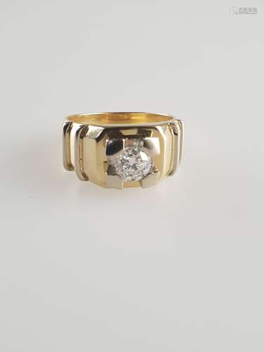 Solitär-Herrenring - Gelbgold 750/000, Ringkopf besetzt mit 1 Diamant im Brillantschliff<br />von ca.0,75ct., gehalten von breiten Eckzargen, Ringkopfschultern mit schmalen Stegen belegt, Gewicht ca.11,7g