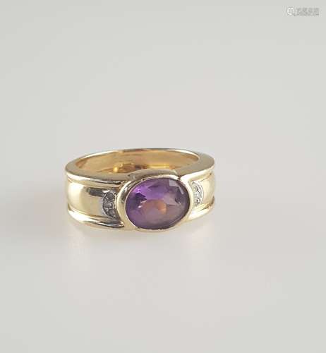 Ring - Gelbgold 585/000, gestempelt, Ringkopf mit facettiertem Amethyst (ca.9x6mm) in<br />Zargenfassung, flankiert von je drei kleinen Diamanten, schlichte breite Ringschiene mit abgesetzten Rändern, Gewicht ca.6,5g, RG 60, 1 Diamant bestoßen