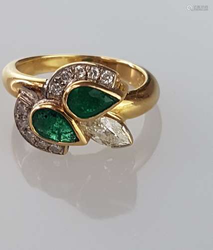 Emerald-brilliant-ring - 750/000 yellow gold, stamped, 10 faceted diamonds (total approx.<br />0,35ct.), 1 diamond in navette cut approx. 8x4mm, 2 emeralds in pendeloque-cut (L. each approx. 6mm), ring shank  dia. ca.18,5mm, weight ca.7,5g